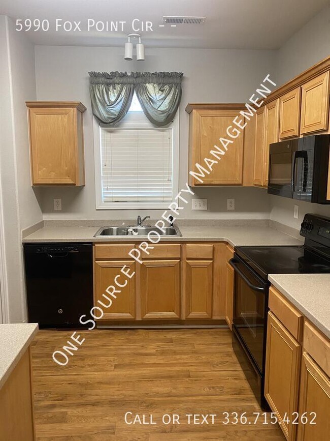 Building Photo - 5990 Fox Point Cir