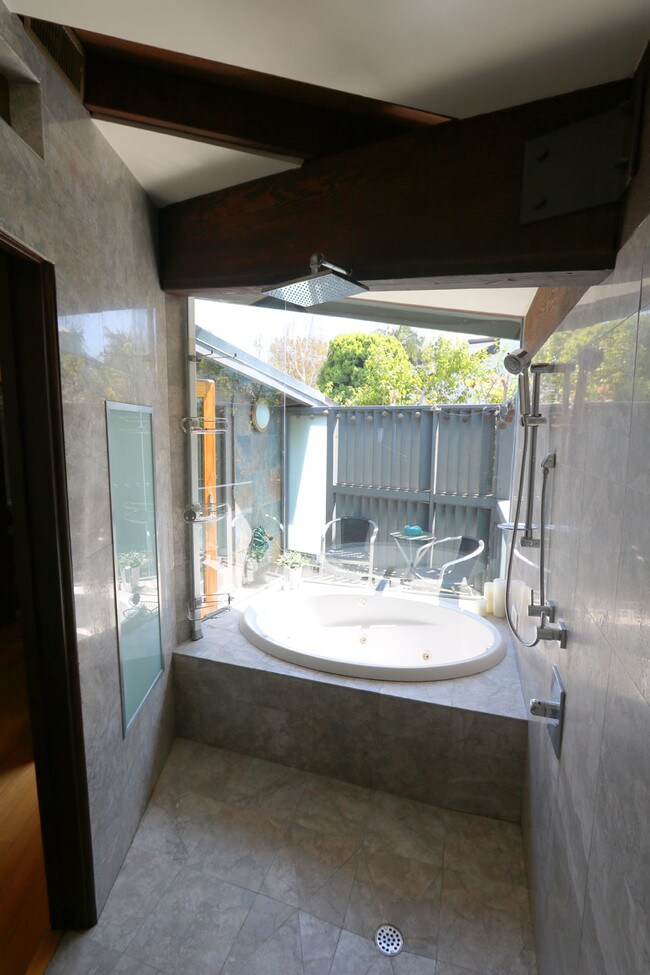 Building Photo - 785 Alta Vista Way