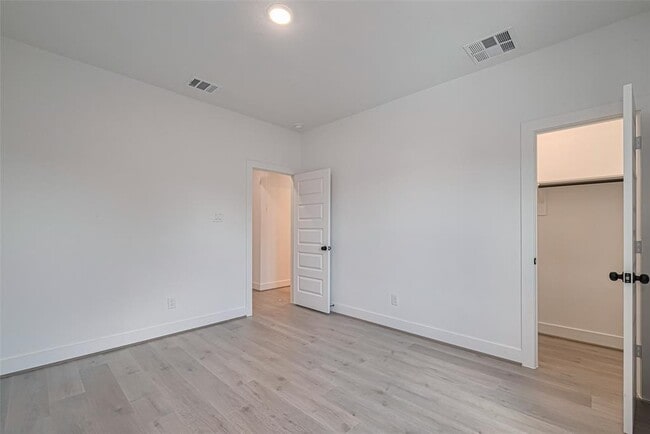 Building Photo - 1354 W 24th St