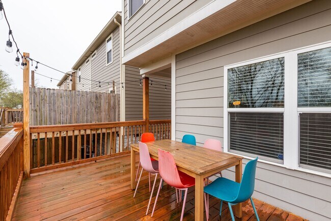 Building Photo - 2223 Burns St