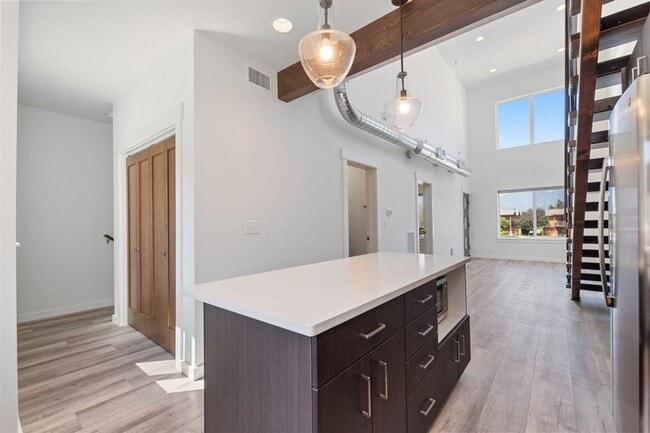 Building Photo - 2 bedroom, 2 bath townhome, close to downtown Whitefish!