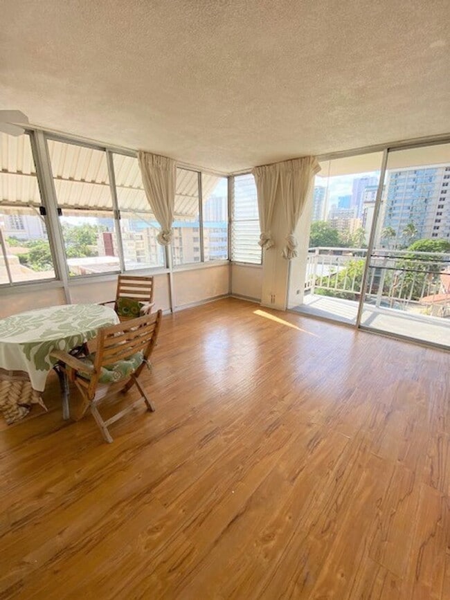 Building Photo - One bedroom with parking in Waikiki