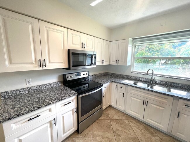 Building Photo - Spacious 2 Bed/2Bath House for Rent in West Bradenton