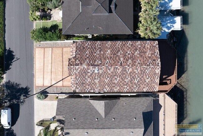 Building Photo - 618 N Shore Dr