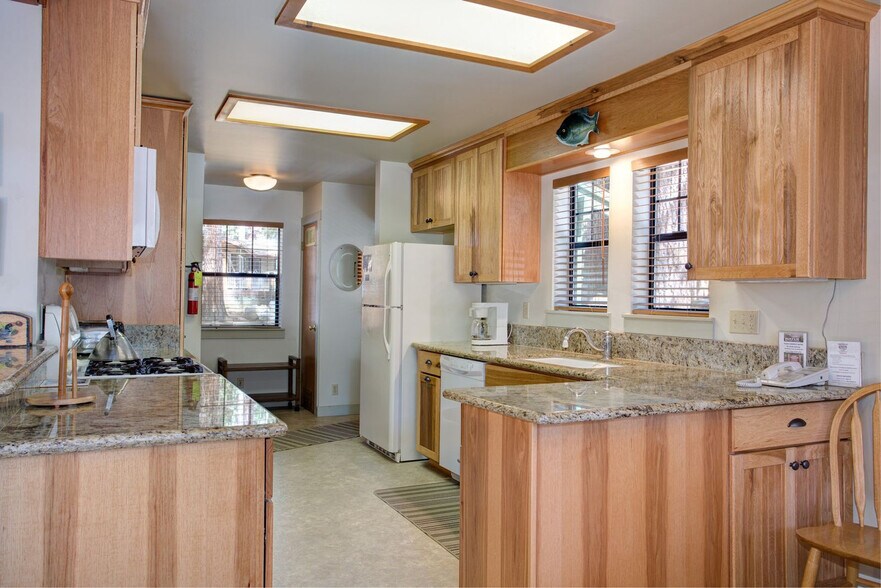 Building Photo - 8004 Birdie Cir