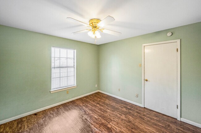 Building Photo - Daughtery Place 1 Bedroom Upstairs Condominium