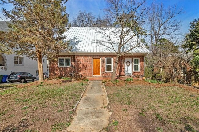 Building Photo - 1008 Courtenay Dr NE