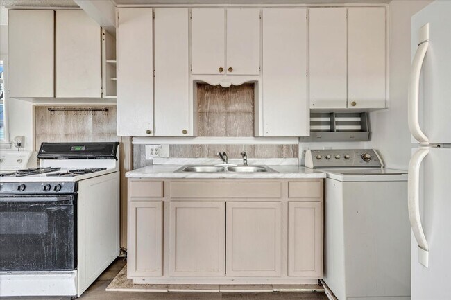 Building Photo - 4504 Drexel Ave