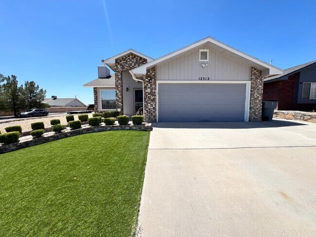 Building Photo - Beautiful East Side Home-Prime Location!