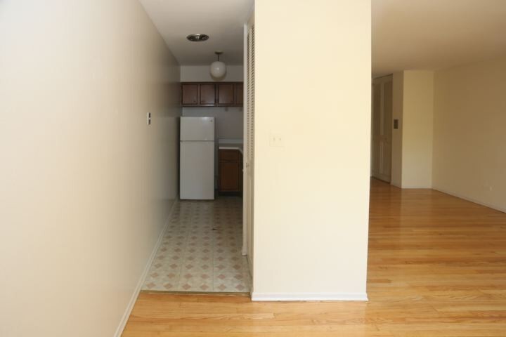 Building Photo - 665 W Wrightwood Ave
