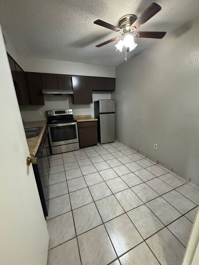 Building Photo - 4630 Country Creek Dr