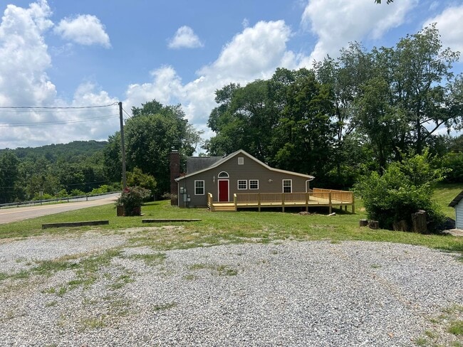 Building Photo - Very Nice 4 bedroom near Tri Cities Airpor...