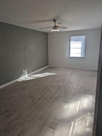 Building Photo - 2 Bedroom, 1 Bathroom Duplex!