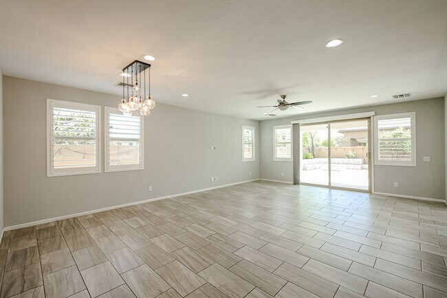 Building Photo - Beautiful 5bedrooms-2Baths Modern Style Home!