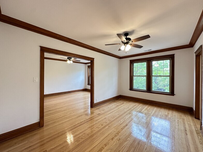 Building Photo - 2121 W Irving Park Rd