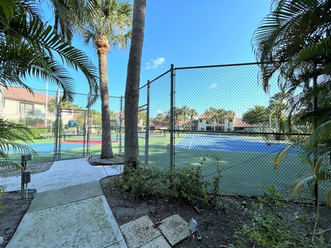 Building Photo - 3101 Lucerne Park Dr