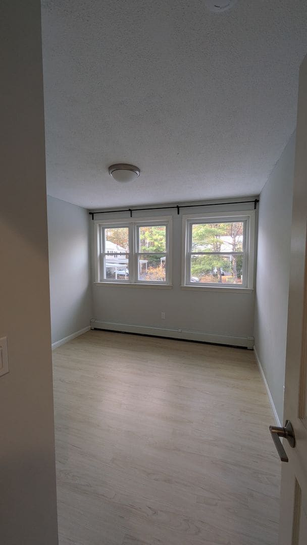 Building Photo - Spacious Three Bedroom Condo
