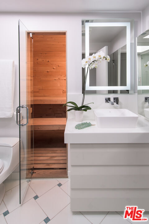 Building Photo - 1542 Blue Jay Way