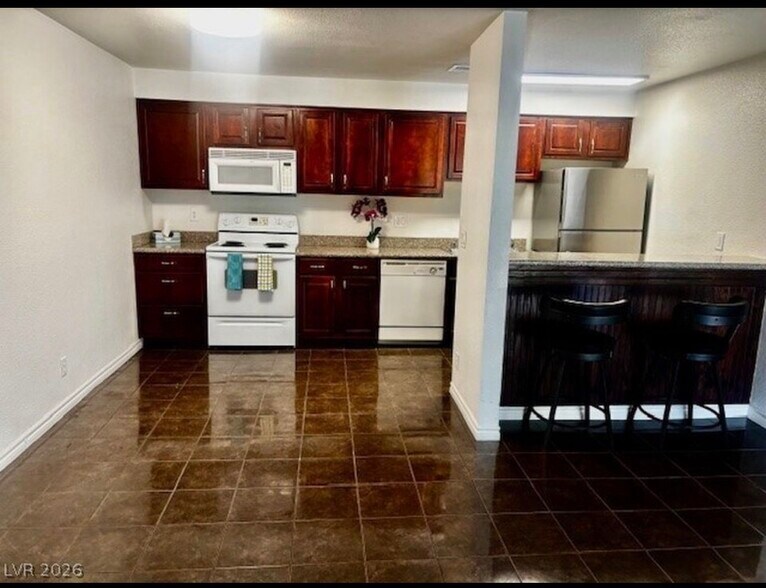 Building Photo - 5044 River Glen Dr