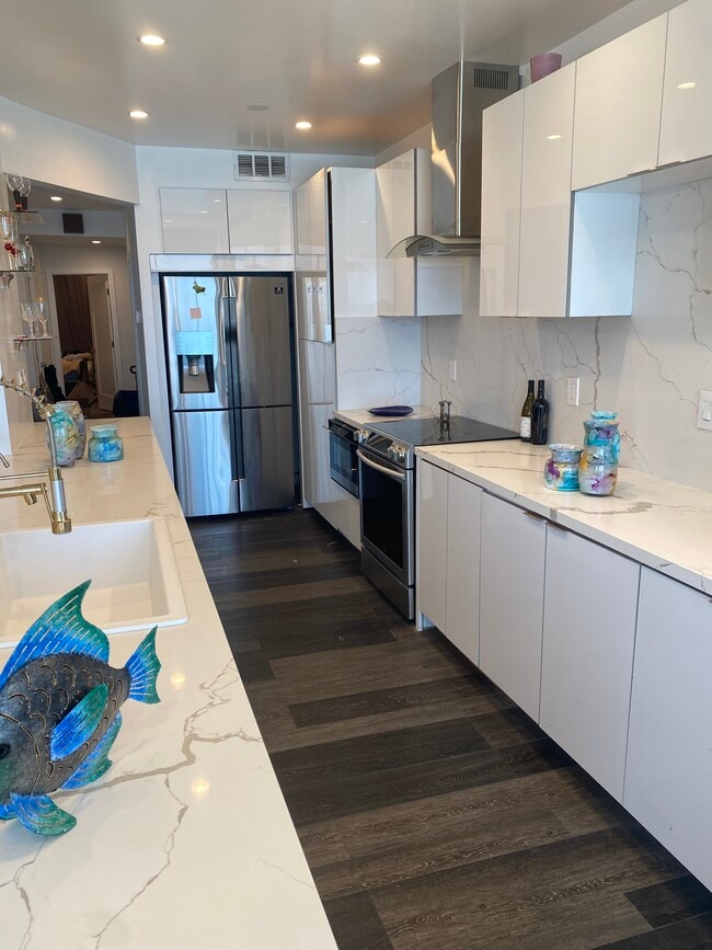 Building Photo - 727 Esplanade