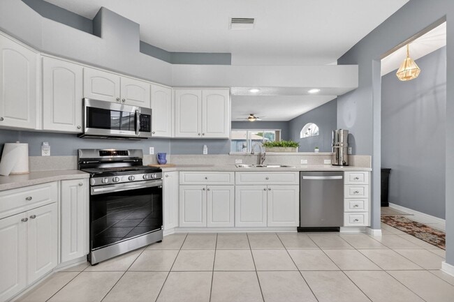 Building Photo - 27150 Nostalgia Dr