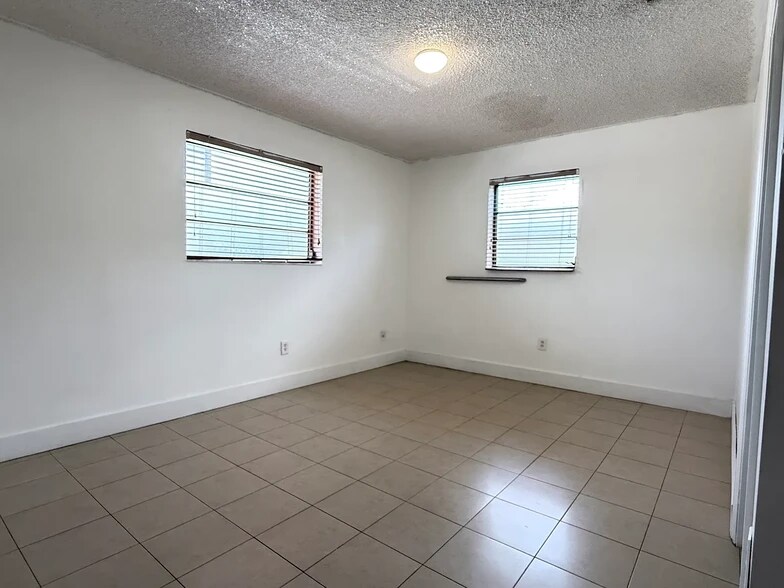Building Photo - 1310 W 30th St