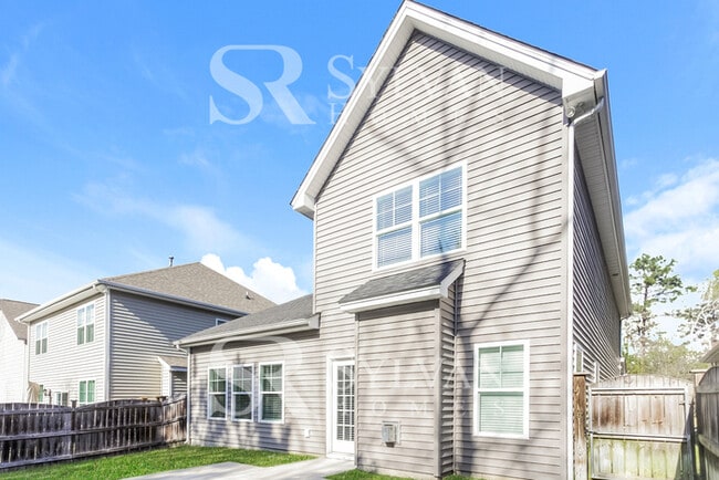 Building Photo - The living is easy in this lovely 5 bedroom, 2.5 bathroom home