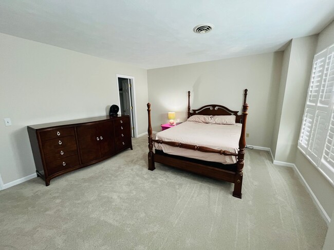 Building Photo - 1018 Chateau Ct N E
