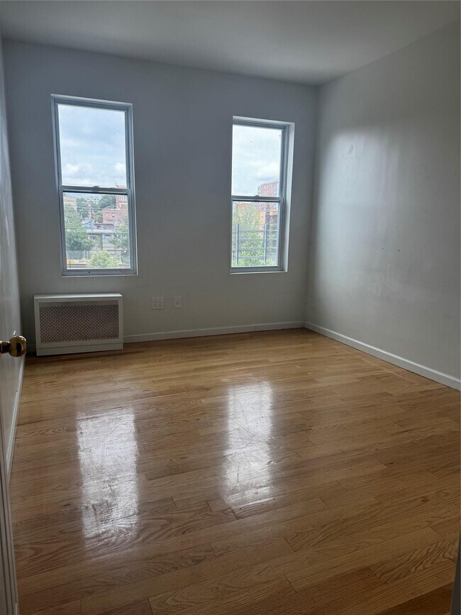 Primary Photo - 1249 Bronx River Ave