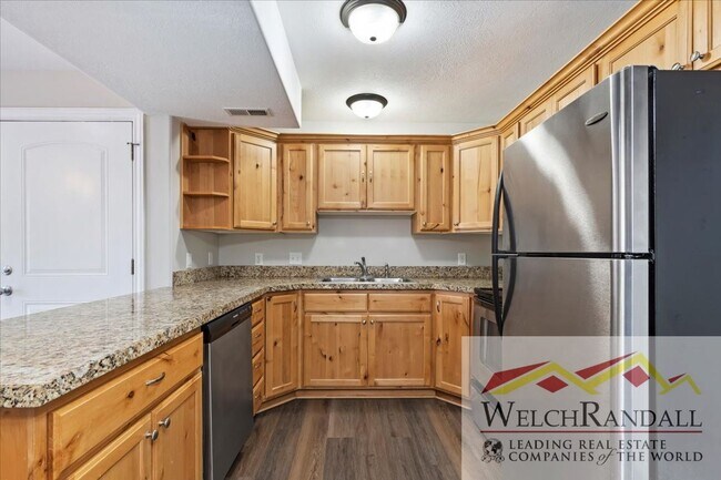 Building Photo - Stylish 3-Bed, 2-Bath Condo in the Heart o...
