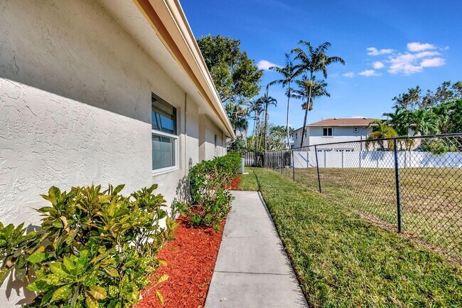 Building Photo - 3123 Florida Blvd