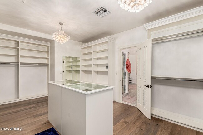 Building Photo - 6050 N Paradise View Dr