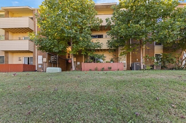 Building Photo - 515 Basswood Ave