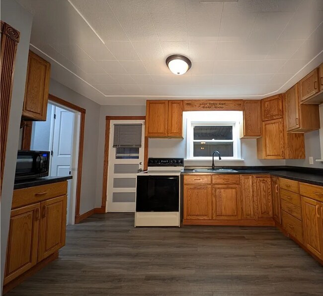 Building Photo - Spacious 3 Bedroom 1 Bath House with Fence...