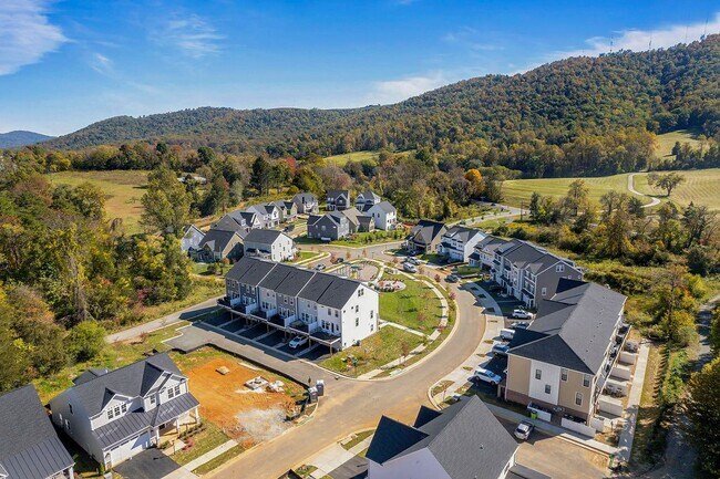 Building Photo - Dog-Friendly Galaxie Farm Townhome