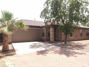 Building Photo - 3-bedroom, 2-bath on oversized lot