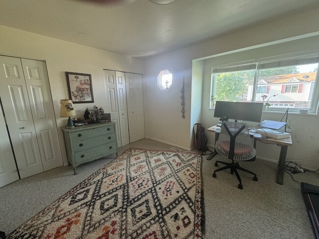 upstairs primary bedroom - 300 Southridge Pl
