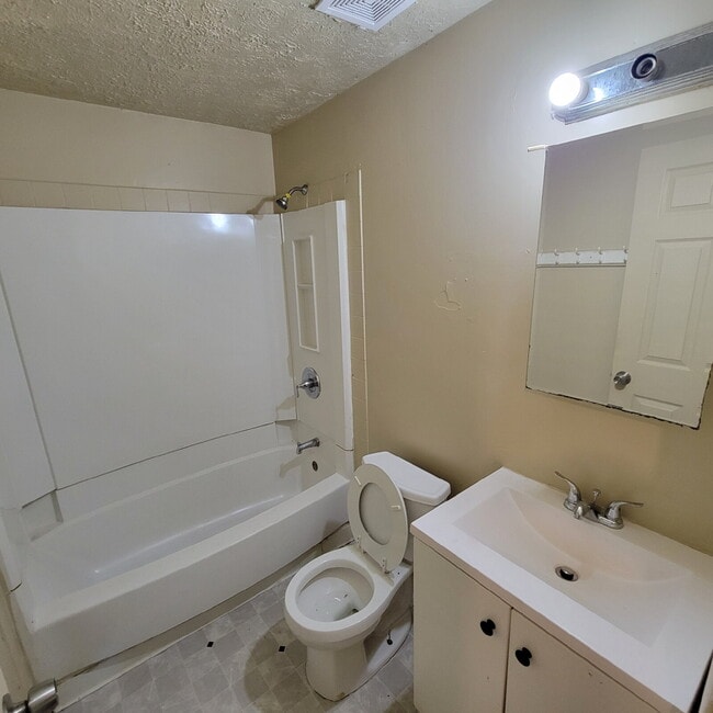 Building Photo - 4BR/2BA House w/Garage!