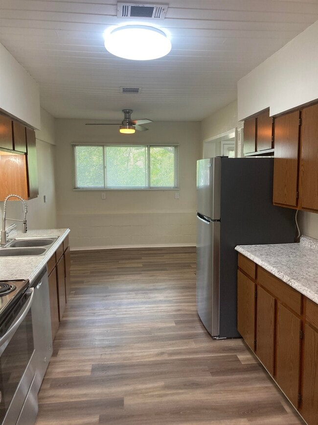 Building Photo - 1635 River Oaks Dr