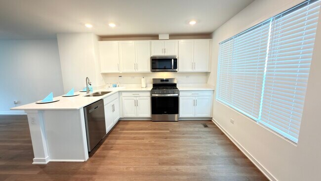 Building Photo - 435 Lakeshore Ct