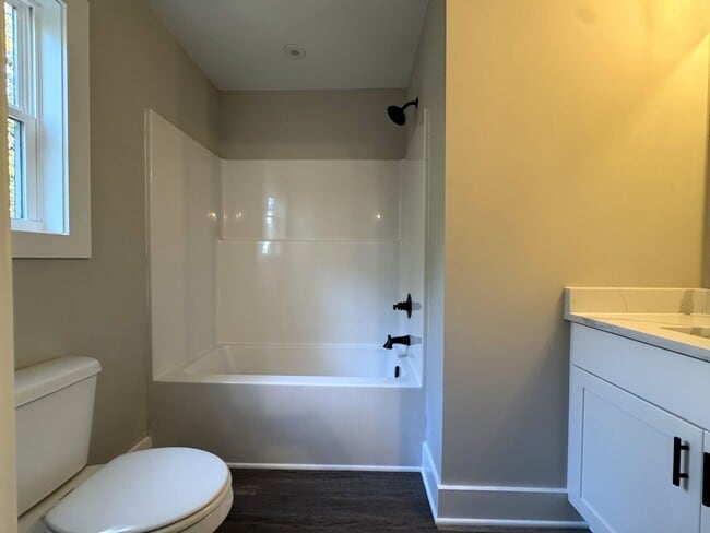 Building Photo - Downtown 4br Home FOR RENT