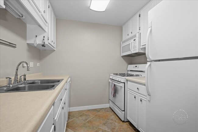 Building Photo - 1125 Royal St George Dr