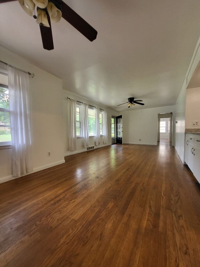 Building Photo - PRELEASING for Aug 7th! (3-4) Bedroom/(2) Bath Close to Campus!