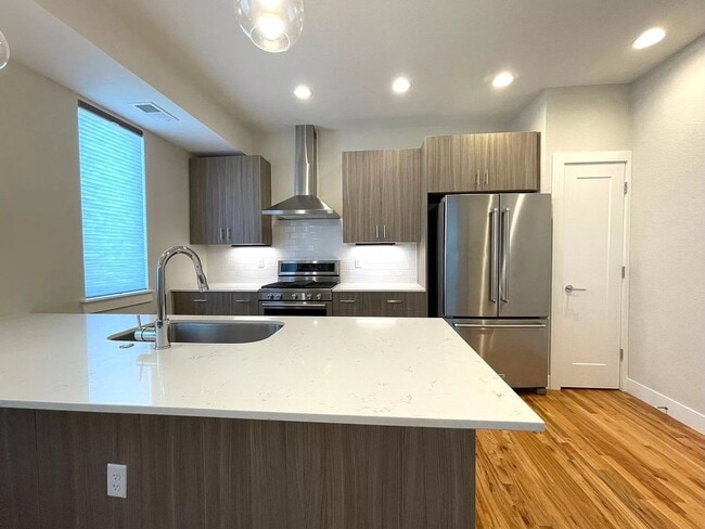 Building Photo - 2 BD/2 1/2Bath in Denver's Modern Townhome...