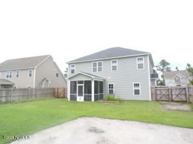 Building Photo - 4 Bedroom 2.5 Bathroom home located in Carolina Subdivision