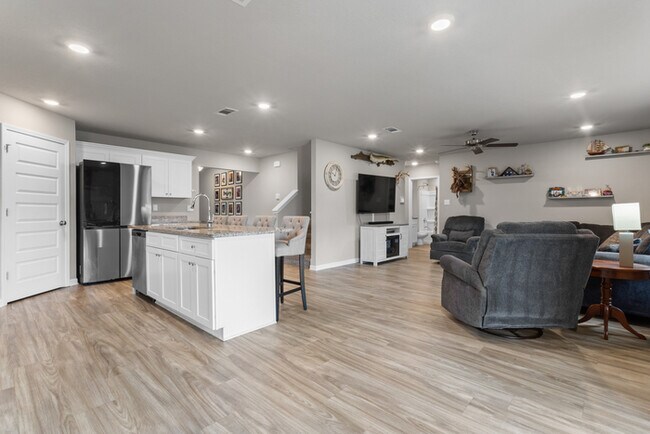 Building Photo - 8588 Palmetto Dr