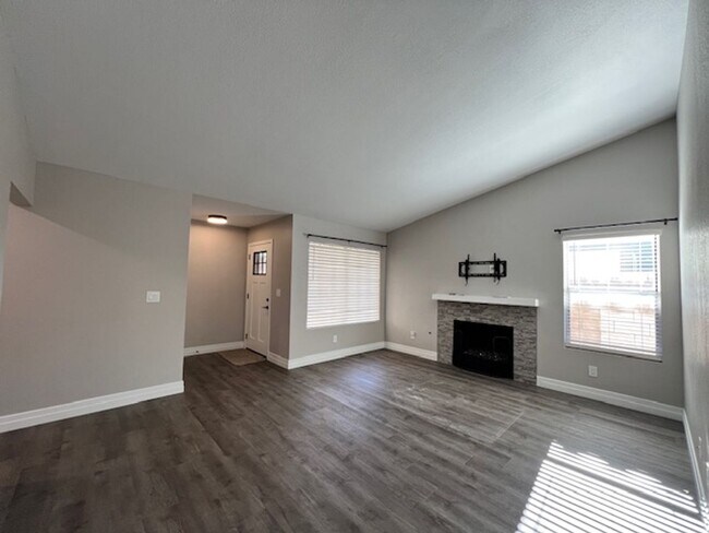 Building Photo - Fabulous 3 bedroom  Home