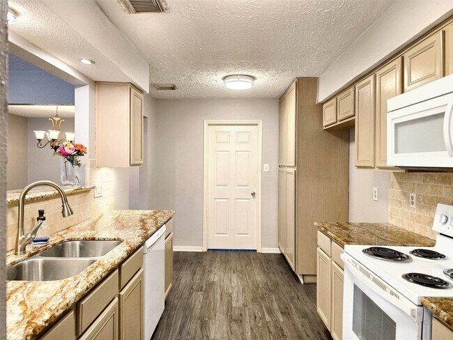 Building Photo - 22619 Deville Dr