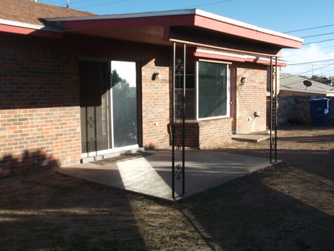 Building Photo - 205 Moon River St