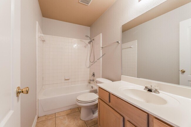Building Photo - "Charming 3-Bedroom Home with 2 Full Baths in Pflugerville's Heart - 1315 Sq Ft of Comfort!"